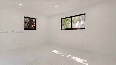 315 NE 160th Terrace Miami FL 33162