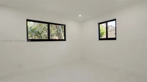 315 NE 160th Terrace Miami FL 33162