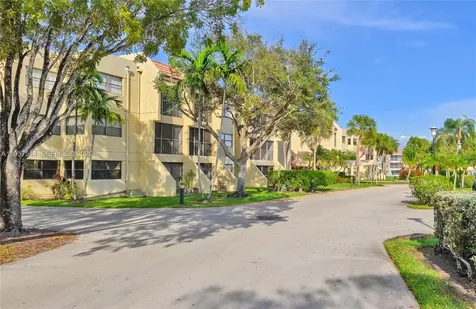 220 Lakeview Drive Weston FL 33326