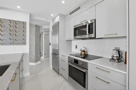 1000 W Island Boulevard Aventura FL 33160
