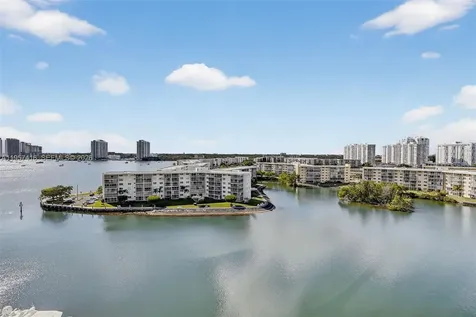 1000 W Island Boulevard Aventura FL 33160
