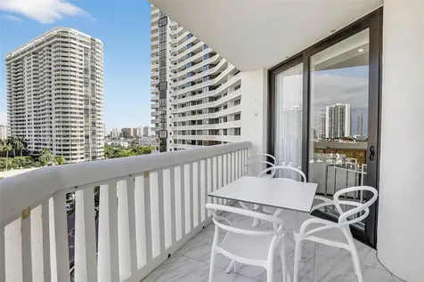 1000 W Island Boulevard Aventura FL 33160