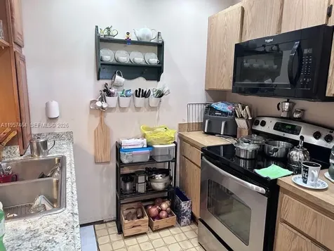 2480 W 67th Place Hialeah FL 33016