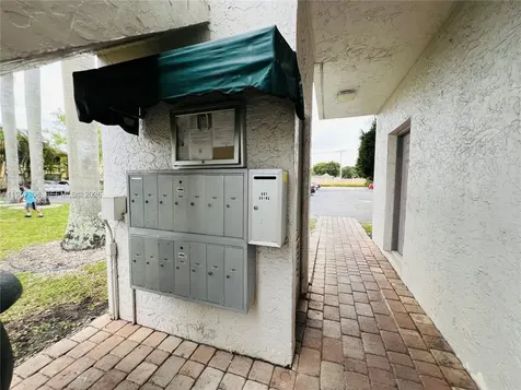 2040 NW 89th Avenue Pembroke Pines FL 33028