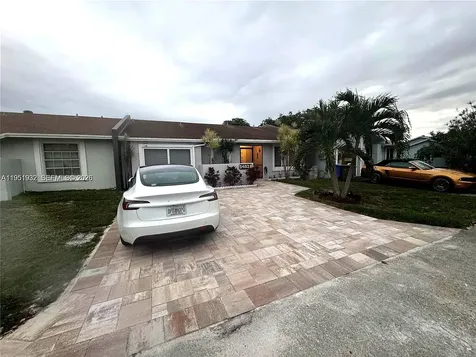 5482 S Lakewood Circle S Margate FL 33063