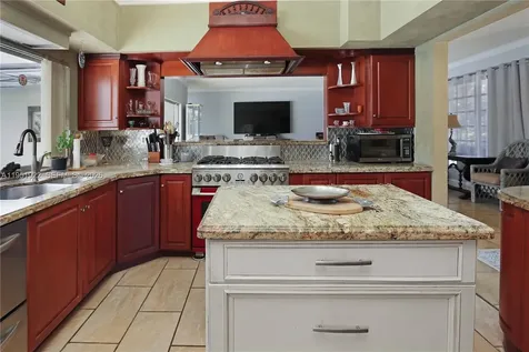 910 N 14th Court Hollywood FL 33020