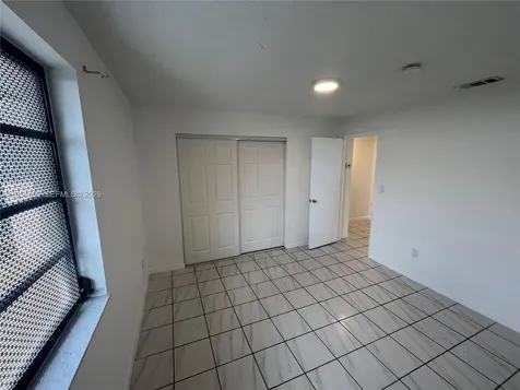 1719 NW 16th Street Miami FL 33125