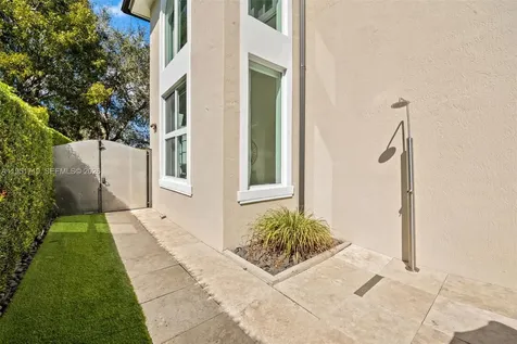 6061 SW 13th Street West Miami FL 33144