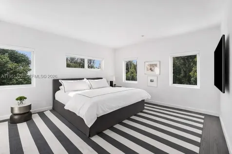 3325 Pine Tree Drive Miami Beach FL 33140