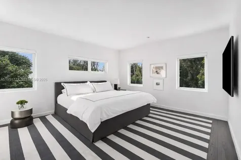 3325 Pine Tree Drive Miami Beach FL 33140