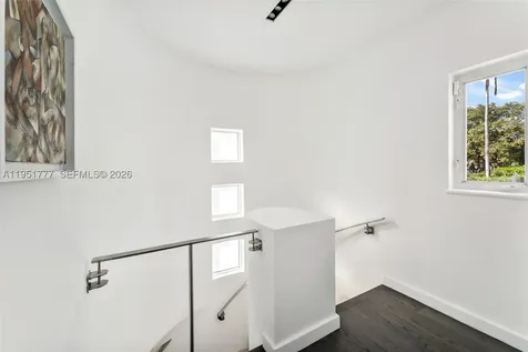 3325 Pine Tree Drive Miami Beach FL 33140
