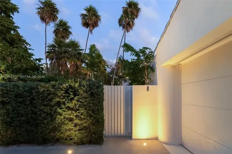 3325 Pine Tree Drive Miami Beach FL 33140