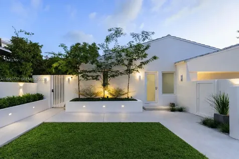 3325 Pine Tree Drive Miami Beach FL 33140