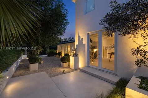 3325 Pine Tree Drive Miami Beach FL 33140