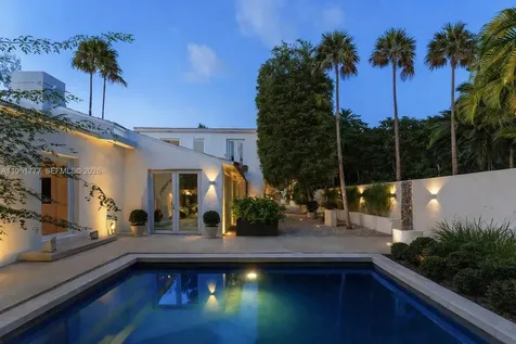 3325 Pine Tree Drive Miami Beach FL 33140