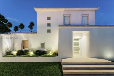 3325 Pine Tree Drive Miami Beach FL 33140