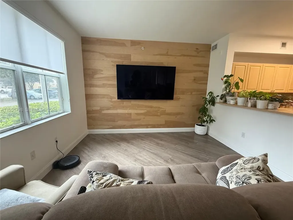 8826 W Flagler Street Miami FL 33174