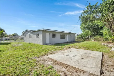911 NW 200th Terrace Miami Gardens FL 33169