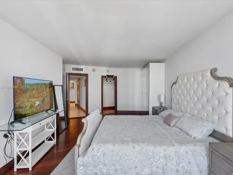 5660 Collins Avenue Miami Beach FL 33140