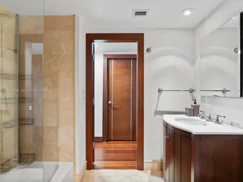 5660 Collins Avenue Miami Beach FL 33140