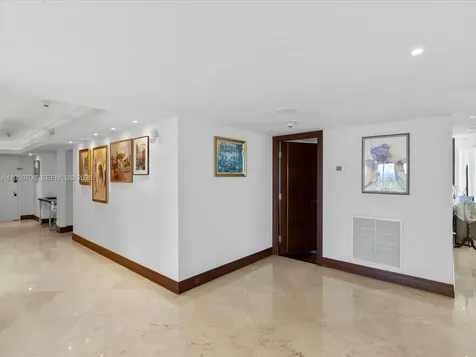 5660 Collins Avenue Miami Beach FL 33140