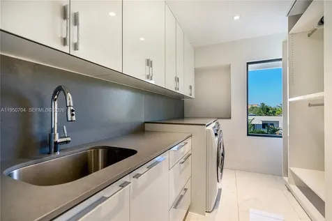 2370 Bayview Lane North Miami FL 33181