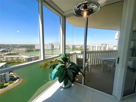 1000 W Island Boulevard Aventura FL 33160