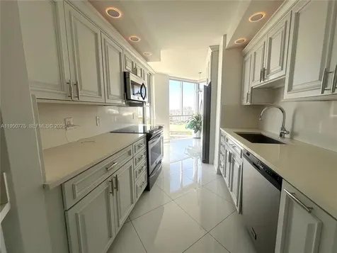 1000 W Island Boulevard Aventura FL 33160