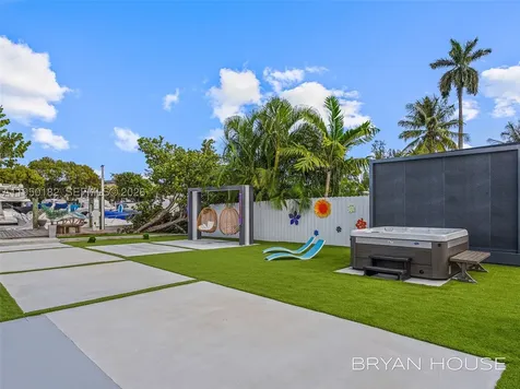 3341 NW 20th Street Miami FL 33142