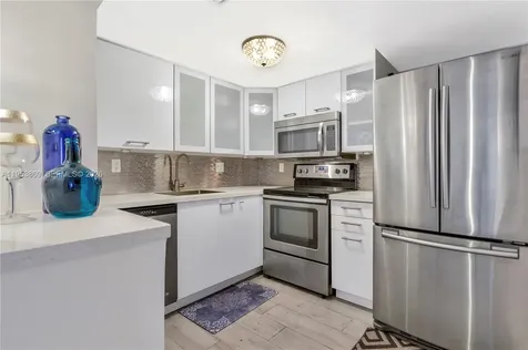 2600 Collins Avenue Miami Beach FL 33140