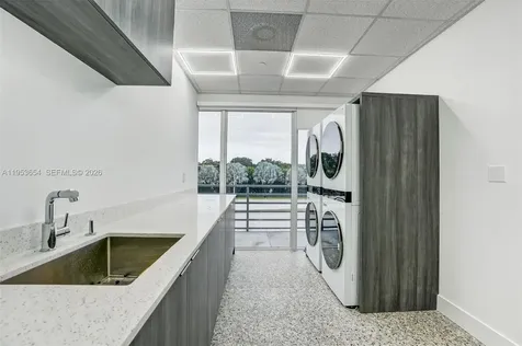 Beauty Salon Suites For Rent Now Right In Front Of Fiu Publix Shopping Miami FL 33174