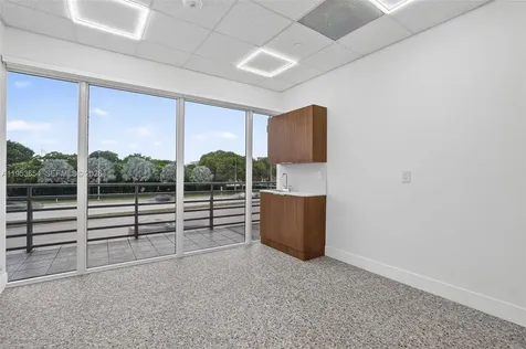 Beauty Salon Suites For Rent Now Right In Front Of Fiu Publix Shopping Miami FL 33174