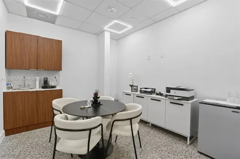 Beauty Salon Suites For Rent Now Right In Front Of Fiu Publix Shopping Miami FL 33174