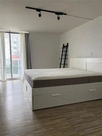 2401 Collins Avenue Miami Beach FL 33140