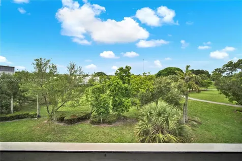950 Hillcrest Drive Hollywood FL 33021