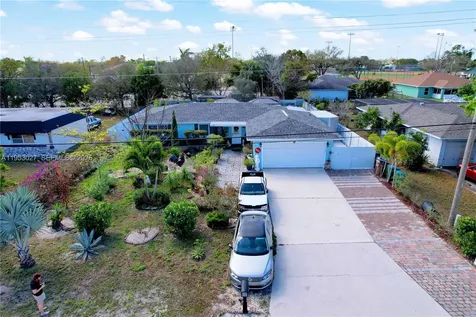 1526 NE 4th Terrace Cape Coral FL 33909