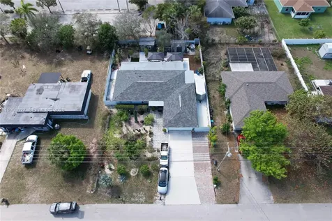 1526 NE 4th Terrace Cape Coral FL 33909