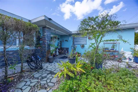 1526 NE 4th Terrace Cape Coral FL 33909
