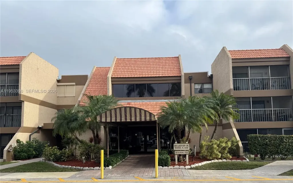 240 Lakeview Drive Weston FL 33326