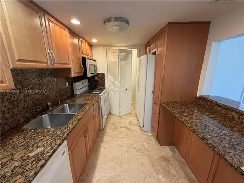 240 Lakeview Drive Weston FL 33326