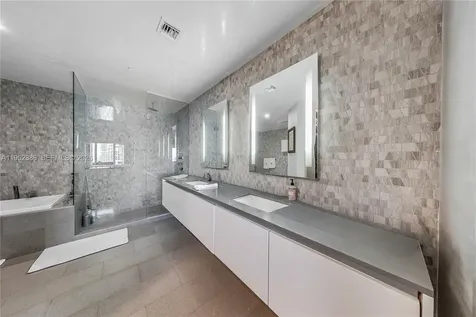 68 SE 6th Street Miami FL 33131