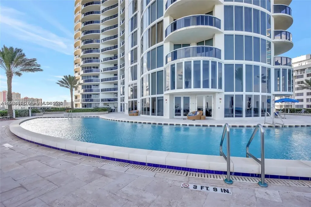 17201 Collins Ave+den Sunny Isles Beach FL 33160