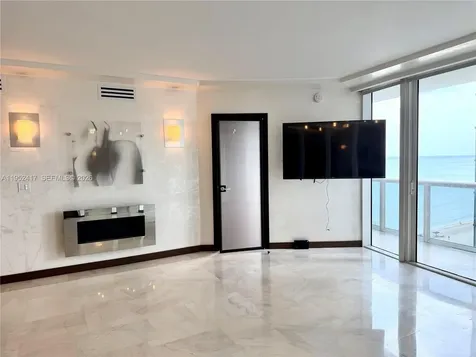 17201 Collins Ave+den Sunny Isles Beach FL 33160