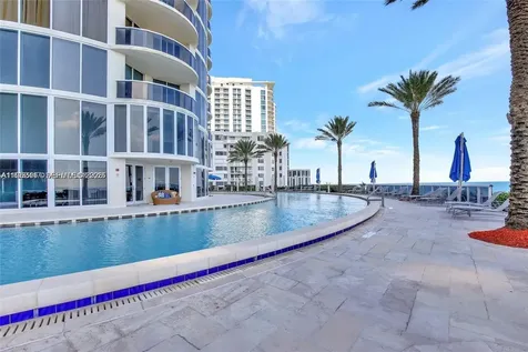 17201 Collins Ave+den Sunny Isles Beach FL 33160