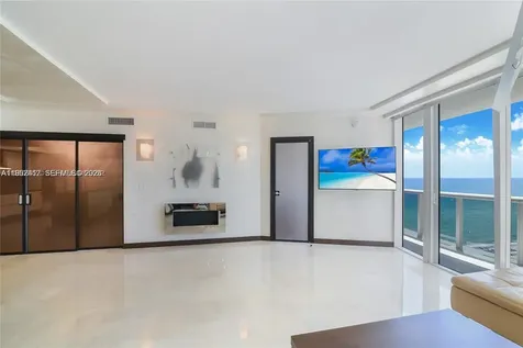 17201 Collins Ave+den Sunny Isles Beach FL 33160