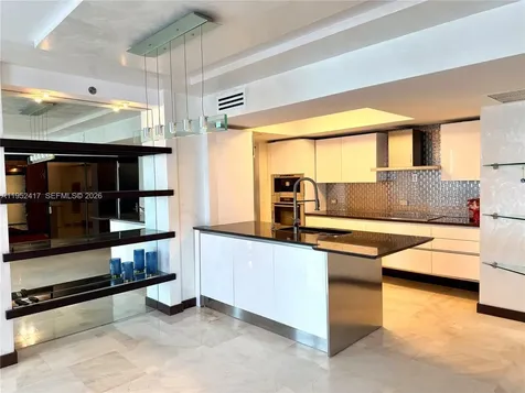 17201 Collins Ave+den Sunny Isles Beach FL 33160