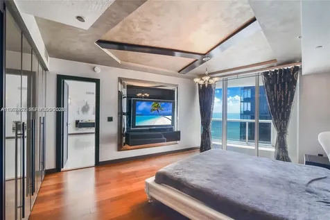 17201 Collins Ave+den Sunny Isles Beach FL 33160