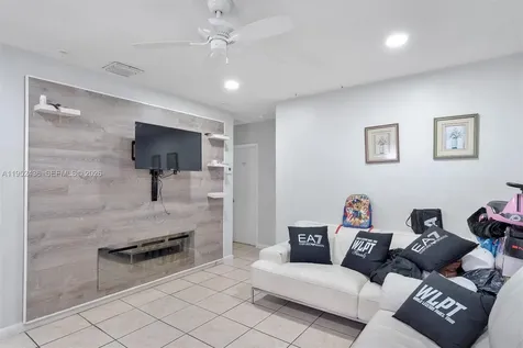 1185 NW 118th Miami FL 33168