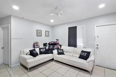 1185 NW 118th Miami FL 33168