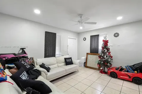 1185 NW 118th Miami FL 33168